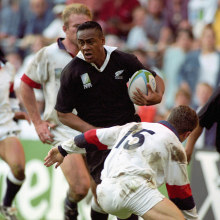 England's Mike Catt fails to tackle New Zealand's Jonah Lomu.