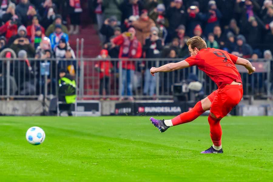 Kane scores from the spot