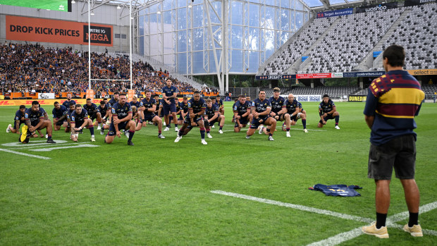The Highlanders perform a haka in memory of the late Connor Garden-Bachop.