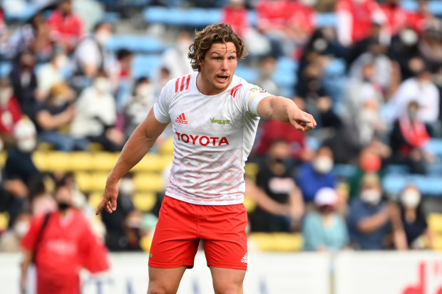 Michael Hooper of Toyota Verblitz gestures at Prince Chichibu Memorial Ground.