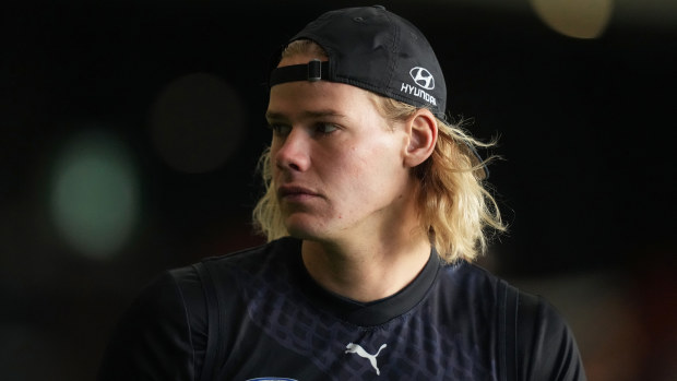 Tom De Koning of the Blues looks on during Carlton Blues AFL training session at Ikon Park in 2024.