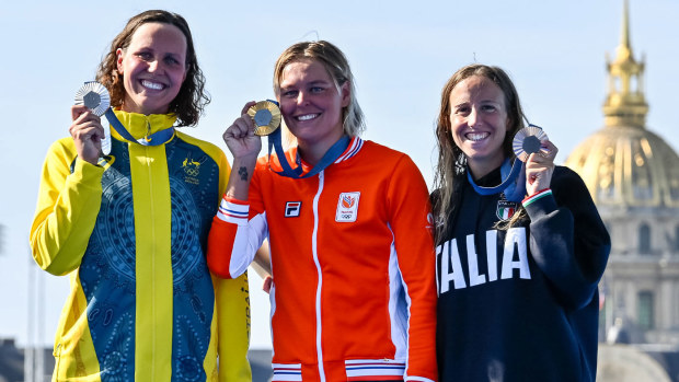 Moesha Johnson (left), Sharon van Rouwendaal (centre) and Ginevra Taddeucci pose with their medals after the women's marathon swimming at Paris 2024.