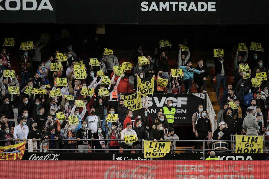 Protests at Mestalla against Peter Lim