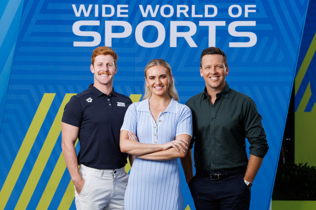 Aussie swimmers Col Pearse and Ariarne Titmus alongside host James Bracey.