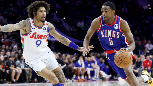 De'Aaron Fox of the Sacramento Kings drives to the basket.