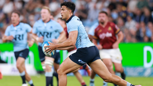Joseph-Aukuso Suaalii of the Waratahs runs with the ball.