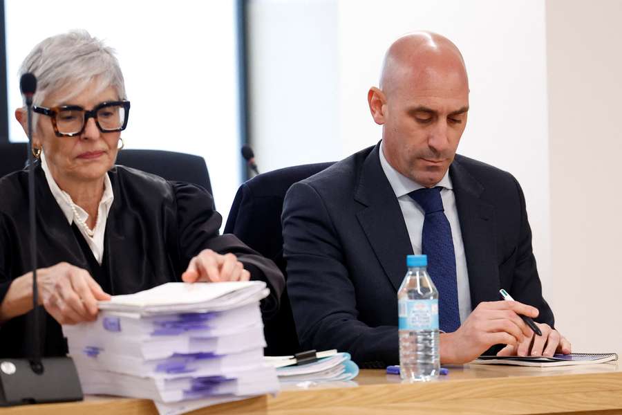 Rubiales (R) in court