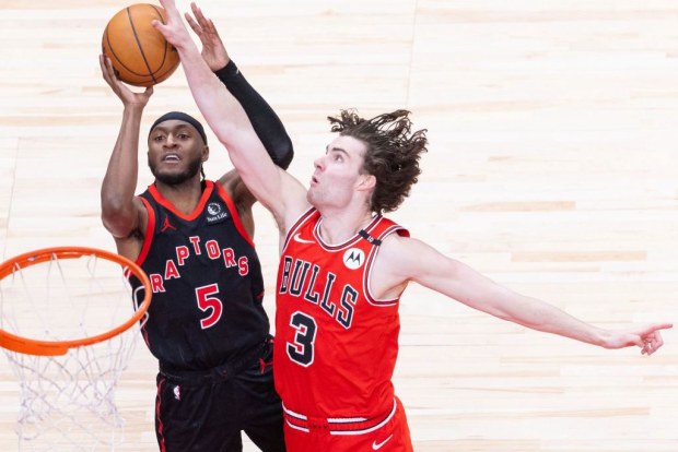 Josh Giddey defends Immanuel Quickley of Toronto Raptors.