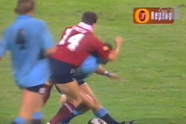 Damian Smith attacks David Campese.