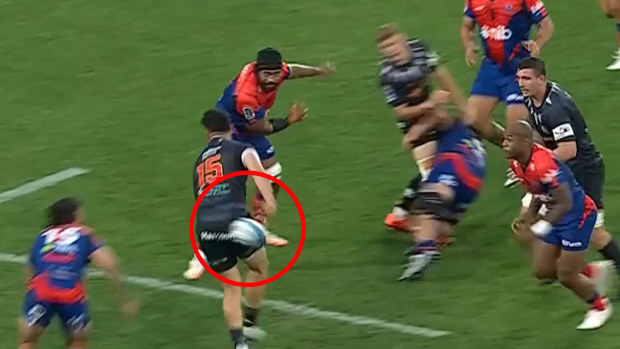 Shaun Stevenson dishes to Daniel Rona.