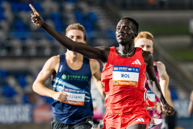 Peter Bol wins the 800m at the 2025 Sydney Track Classic.