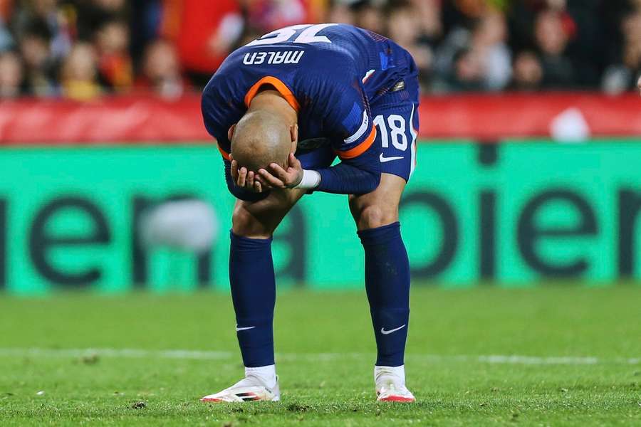 Donyell Malen misses the decisive Dutch penalty in the shootout against Spain