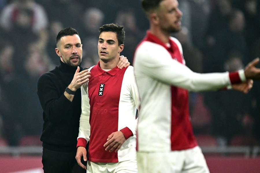 Ajax manager Francesco Farioli talking with Lucas Rosa during the Eredivisie game against AZ