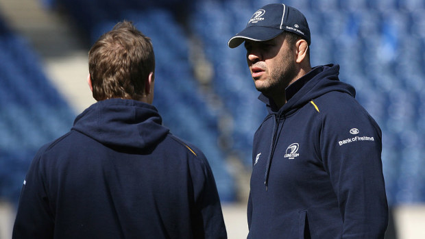 Leinster coach Michael Cheika talks to Brian O'Driscoll in 2009.