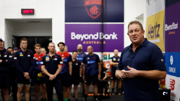 David Schwarz speaks to the Melbourne playing group.