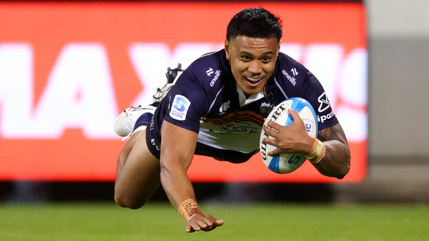 Len Ikitau of the Brumbies scores a try.
