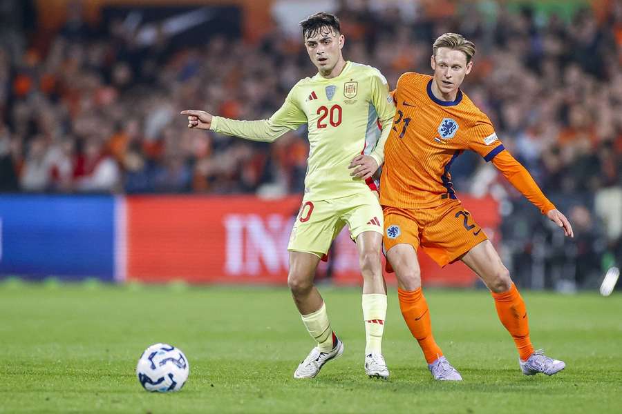 Frenkie de Jong in action against his Barcelona teammate Pedri during the UEFA Nations League match between the Netherlands and Spain