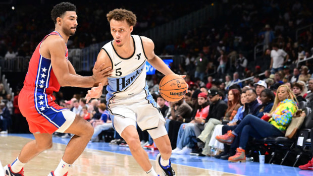 Dyson Daniels of the Atlanta Hawks drives to the basket during the game against the Philadelphia 76ers.