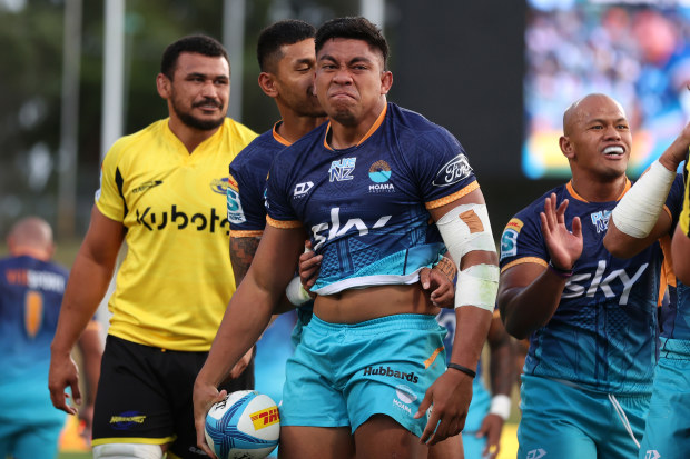 Miracle Faiilagi of Moana Pasifika scores a try.