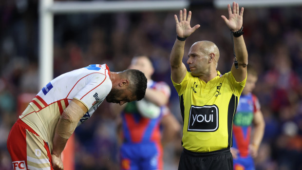 NEWCASTLE, AUSTRALIA - SEPTEMBER 08: Jesse Bromwich of the Dolphins is sent to the sin bin by Referee Ashley Klein during the round 27 NRL match between Newcastle Knights and Dolphins at McDonald Jones Stadium, on September 08, 2024, in Newcastle, Australia. (Photo by Scott Gardiner/Getty Images)