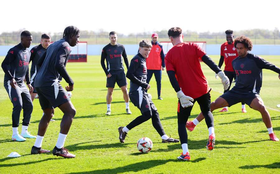 Manchester United's Alejandro Garnacho with teammates during training