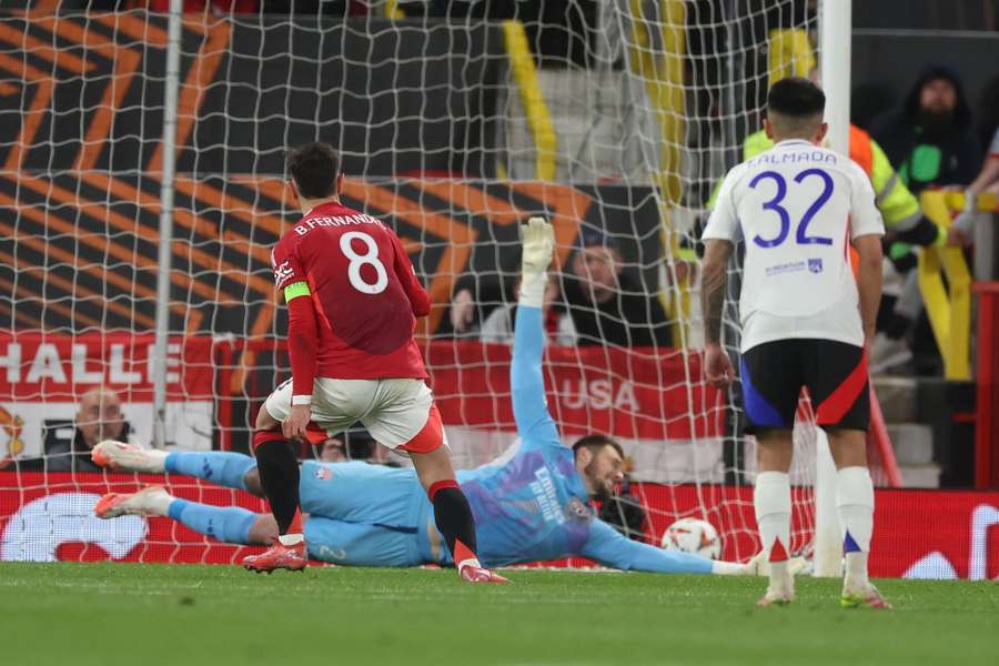 Bruno Fernandes scores from the penalty spot against Lyon