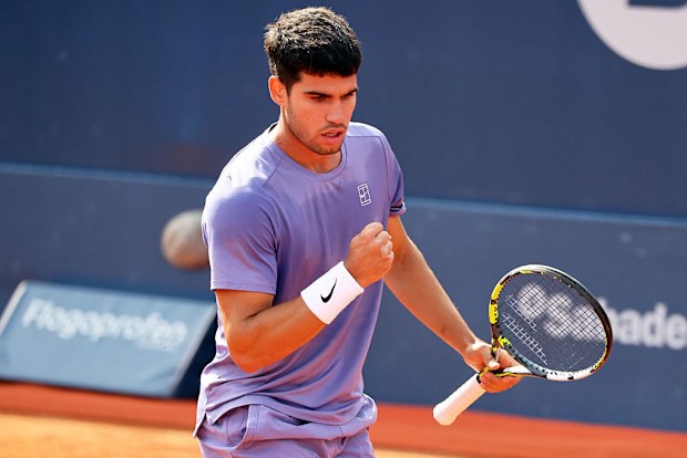 Carlos Alcaraz plays during the match against Alex de Minaur.