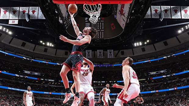 Josh Giddey of the Chicago Bulls drives to the basket.