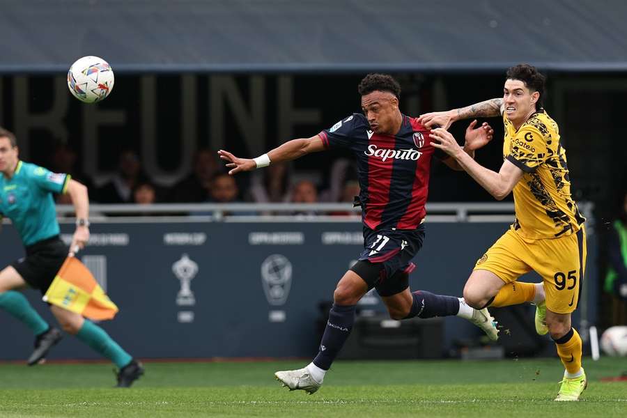 Dan Ndoye of Bologna makes a run past Inter's Alessandro Bastoni during the match.
