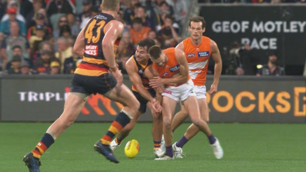 Darcy Fogarty suffers from a tackle by Harry Himmelberg.