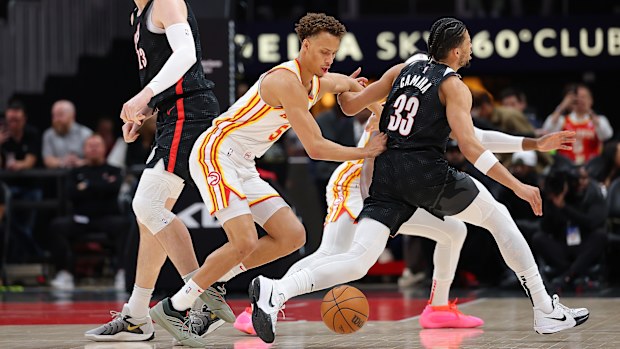 Dyson Daniels of the Atlanta Hawks forces a turnover by Toumani Camara