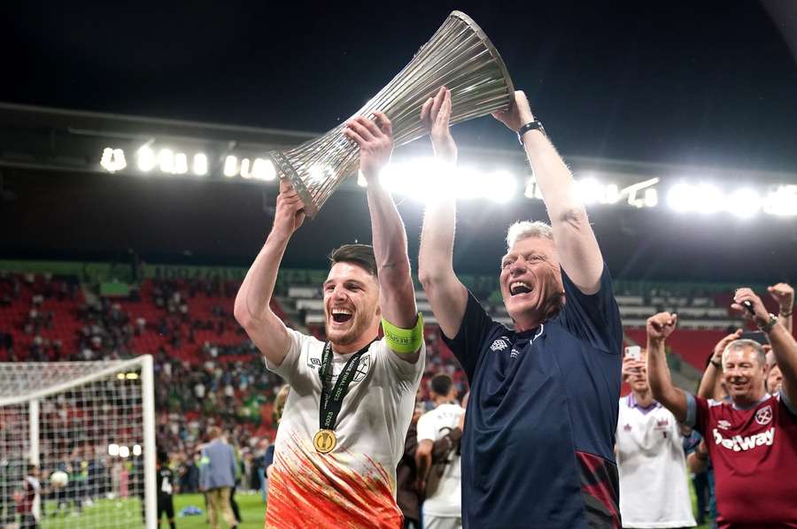 David Moyes and Declan Rice lift the UEFA Conference League trophy