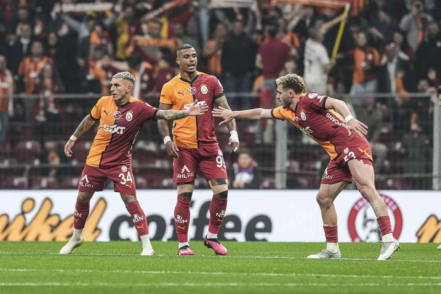 Torreira, Lemina and Baris celebrate Galatasaray's first goal