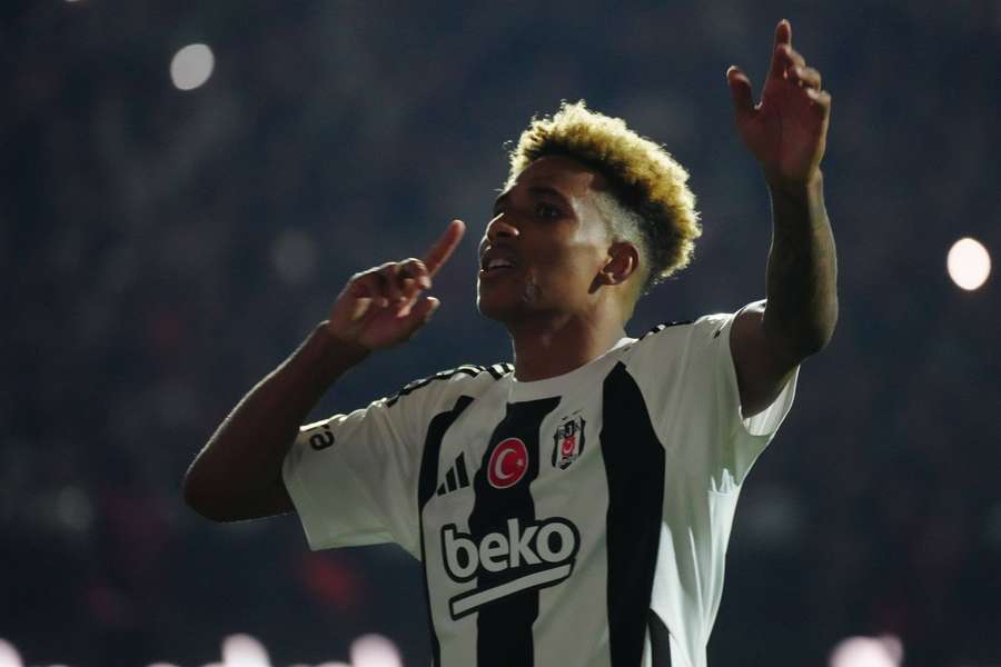 Fernandes celebrates his goal