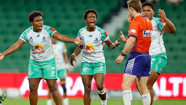 Fijian Drua players appeal to the referee during the round four Super Rugby Women's match between Western Force and Fijian Drua.