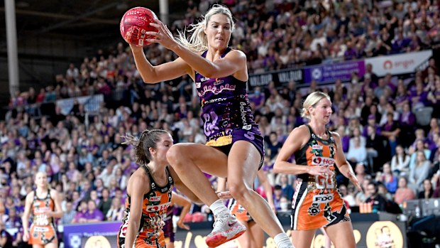 Gretel Bueta in action for the Queensland Firebirds.