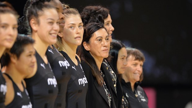 Head coach Dame Noeline Taurua and her players line up together.