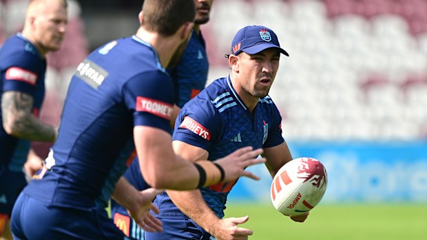 BRISBANE, AUSTRALIA - MAY 26: Reece Robson passes the ball during the NSW Blues State of Origin Squad training session at Ballymore Stadium on May 26, 2025 in Brisbane, Australia. (Photo by Bradley Kanaris/Getty Images)