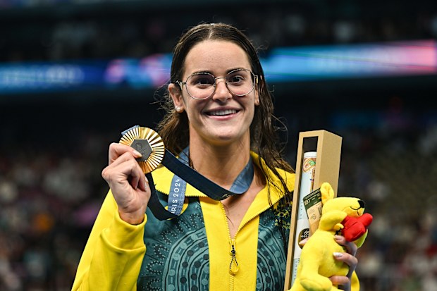 Paris, France - 30 July 2024; Women's 100m backstroke gold medallist Kaylee McKeown of Team Australia during the award ceremony at the Paris La Défense Arena during the 2024 Paris Summer Olympic Games in Paris, France. (Photo By David Fitzgerald/Sportsfile via Getty Images)