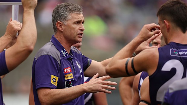 Justin Longmuir speaks to the Dockers.