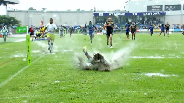 Selestino Ravutaumada scores for the Drua.