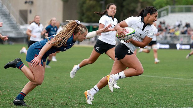 Mererangi Paul of the New Zealand Black Ferns gets past Bella Vogel of the USA Eagles for a try.