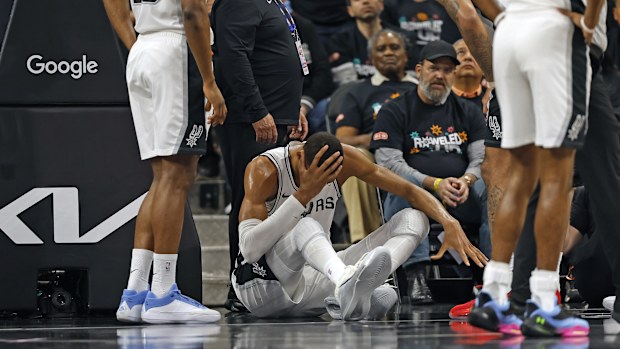 The Spurs star player was surrounded by teammates as he looked dazed and confused.