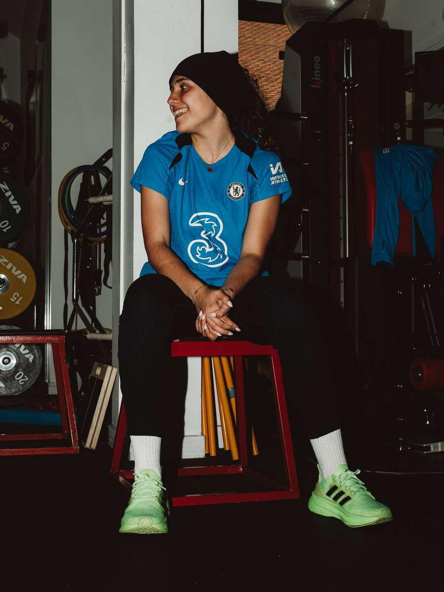 Louna Ribadeira in rehabilitation wearing her Chelsea training shirt