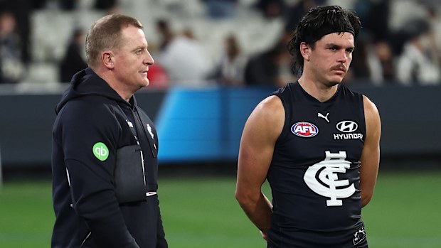 Carlton coach Michael Voss with Elijah Hollands after the loss to Collingwood.