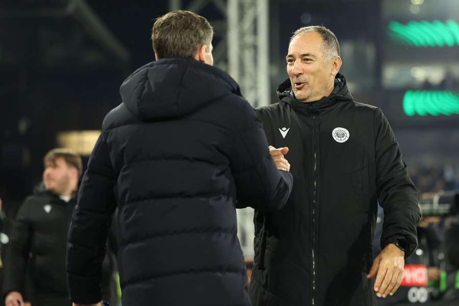 Stimac shakes hands with Oliver Glasner