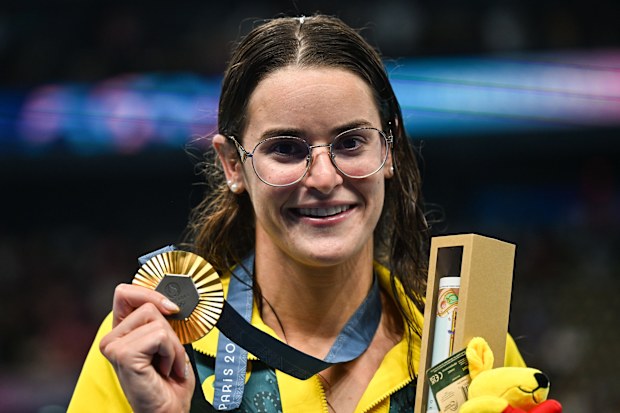 Paris , France - 30 July 2024; Women's 100m backstroke gold medallist Kaylee McKeown of Team Australia during the award ceremony at the Paris La Défense Arena during the 2024 Paris Summer Olympic Games in Paris, France. (Photo By David Fitzgerald/Sportsfile via Getty Images)