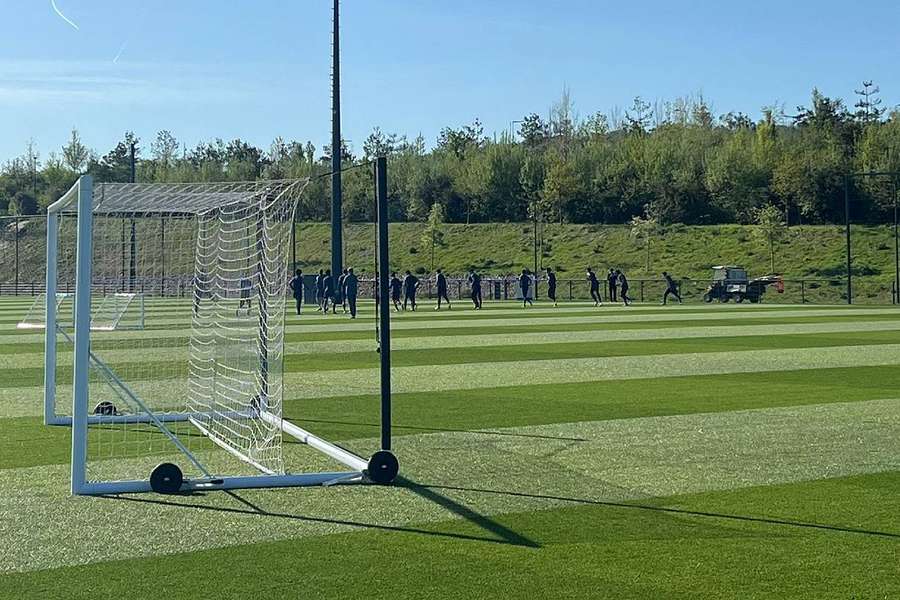 PSG's 'Espoirs' warm-up before training