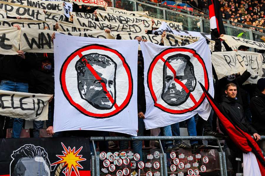 Feyenoord fans call for the resignation of Dennis te Kloese and Robin van Persie during the away game at FC Utrecht in February 2026