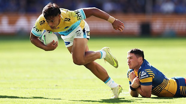 Keano Kini of the Titans beats the tackle of Mitchell Moses.